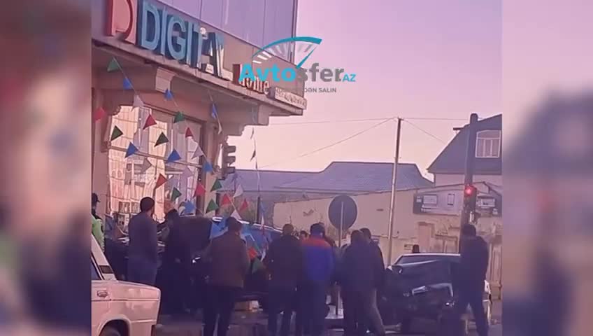 “Changan” obyektin qarşısındakı səkiyə çıxdı 