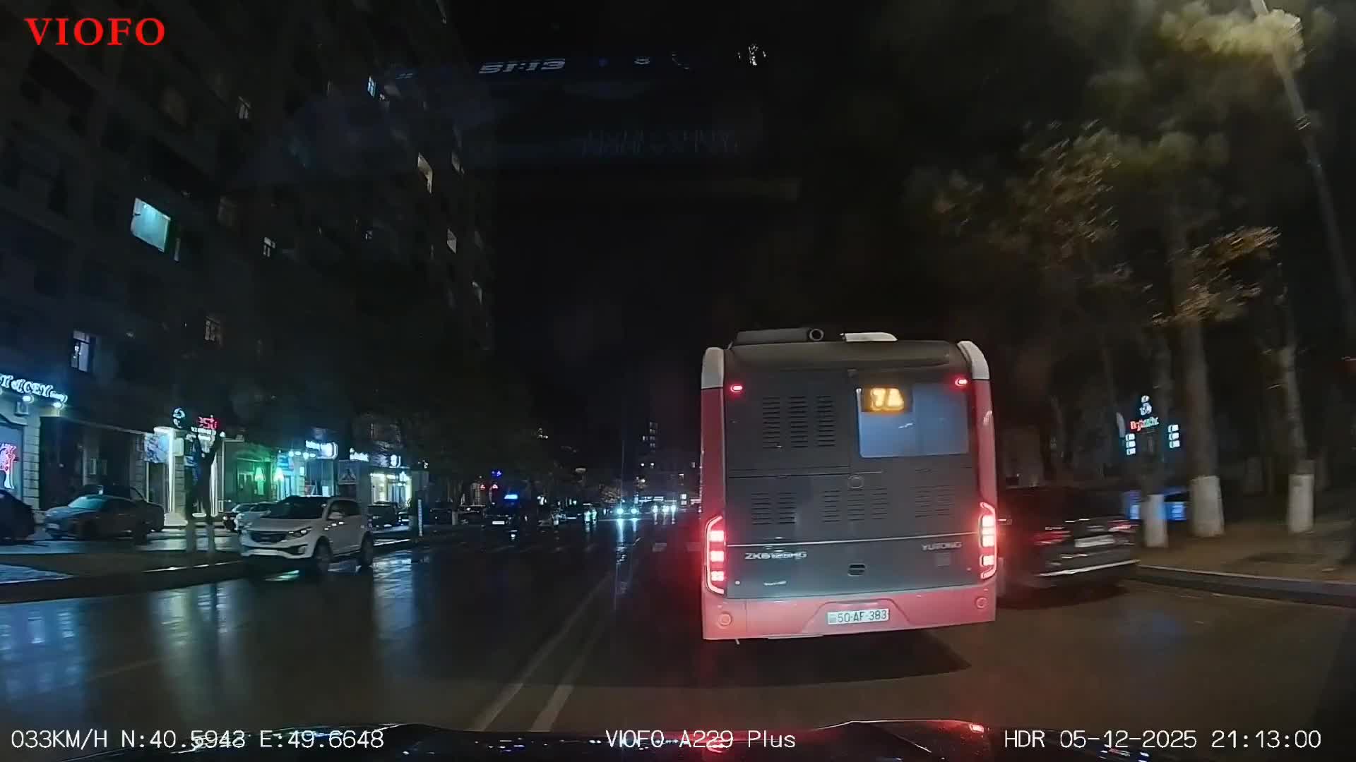 Dayanacaqdakı bu maşınlara görə avtobus yolun ortasında dayanır