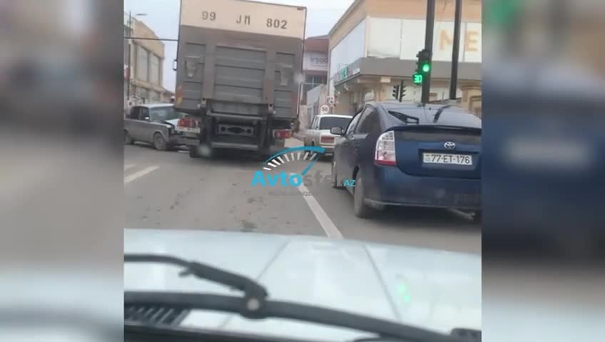 Sabirabadda “VAZ” yük maşınına çırpıldı 