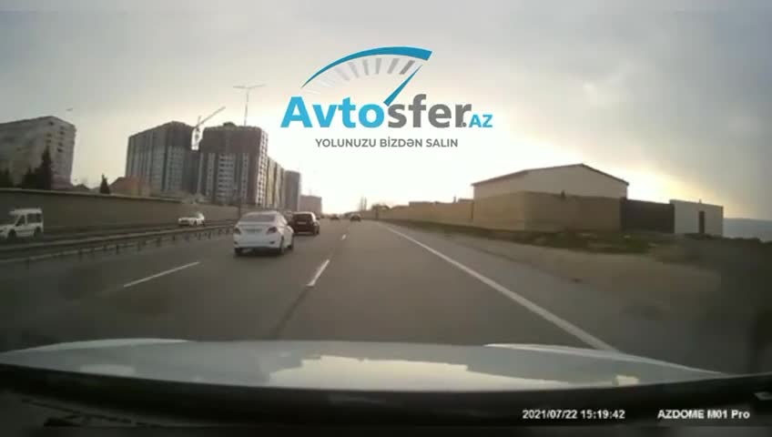 Sükan arxasında mübahisə edən qadın sürücü qəza törətdi 