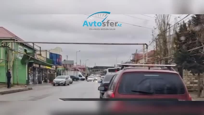 Sürücü əks yola çıxıb maşınların üzərinə sürdü