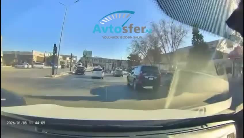 Telefonu əlindən yerə qoymayan qadın sürücü qəza törədəcəkdi