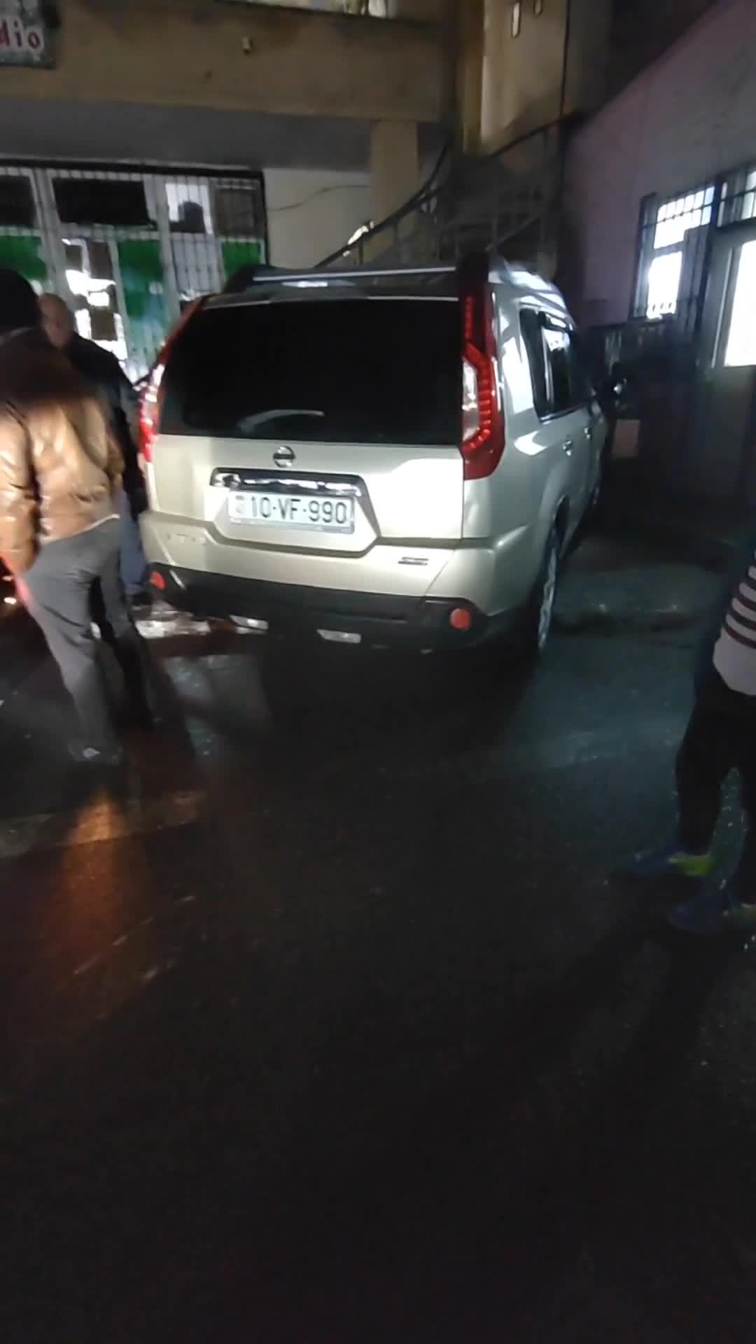 Uşağı məktəbə aparan sürücü səkidə park etdi