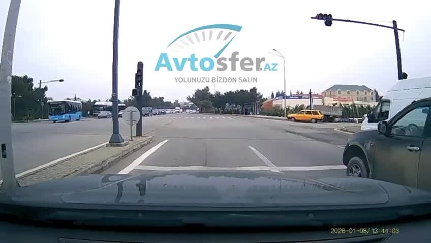 Səbrsiz sürücü əks yola çıxıb maşının üzərinə sürdü 