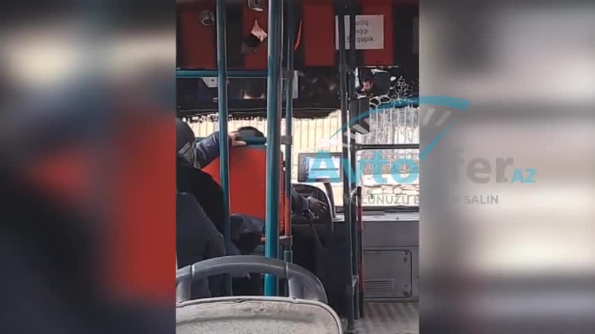 Sürücü telefonla danışıb siqaret çəkir