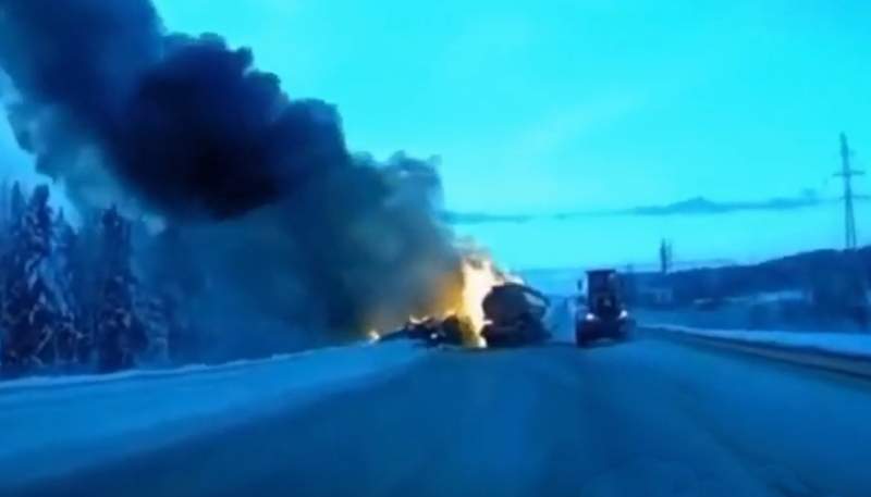 İki yük maşını toqquşdu; partlayış baş verib, ölən var - VİDEO