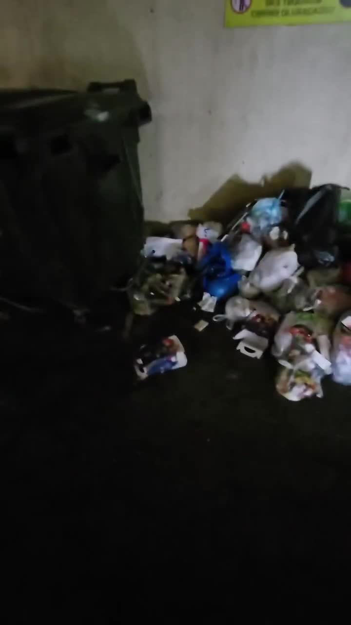 Qutular boş qalıb, bina skainləri zibili yerə atır