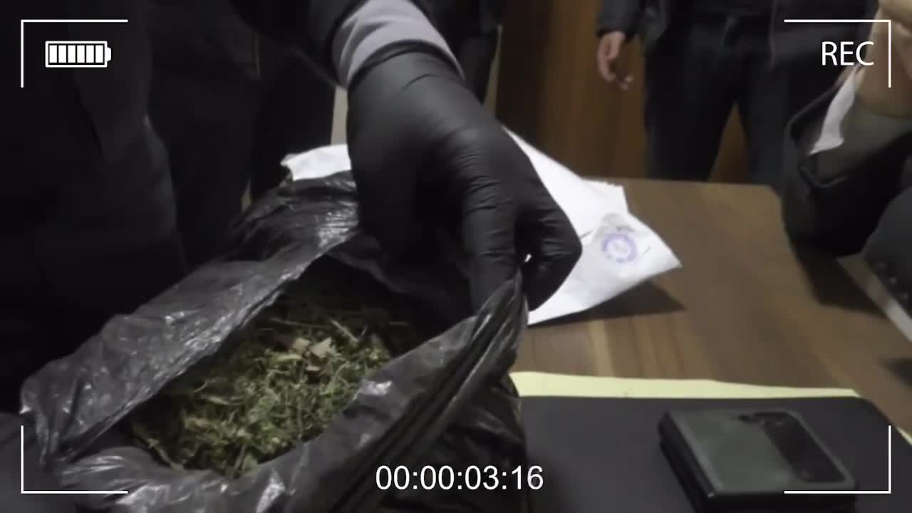 Narkotik satan iki nəfər tutuldu 