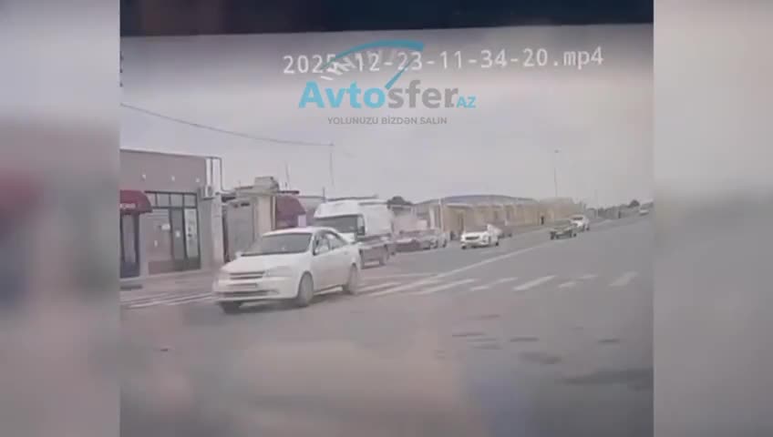 Qırmızı işıqda yolayrıcına girən sürücü az qala qəza törədəcəkdi