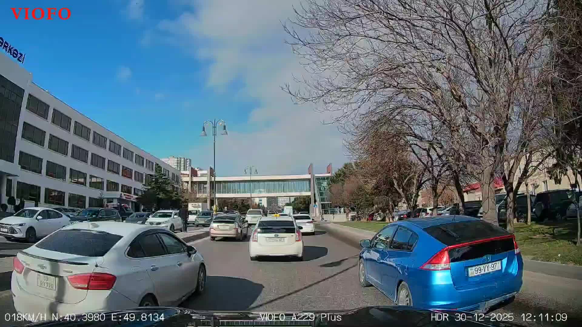 Keçidin yaxınlığında yolun ortası ilə hərəkət edən piyada