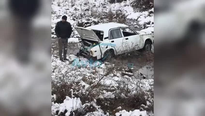 Qarlı havada iki “VAZ” toqquşdu, biri dərəyə düşdü