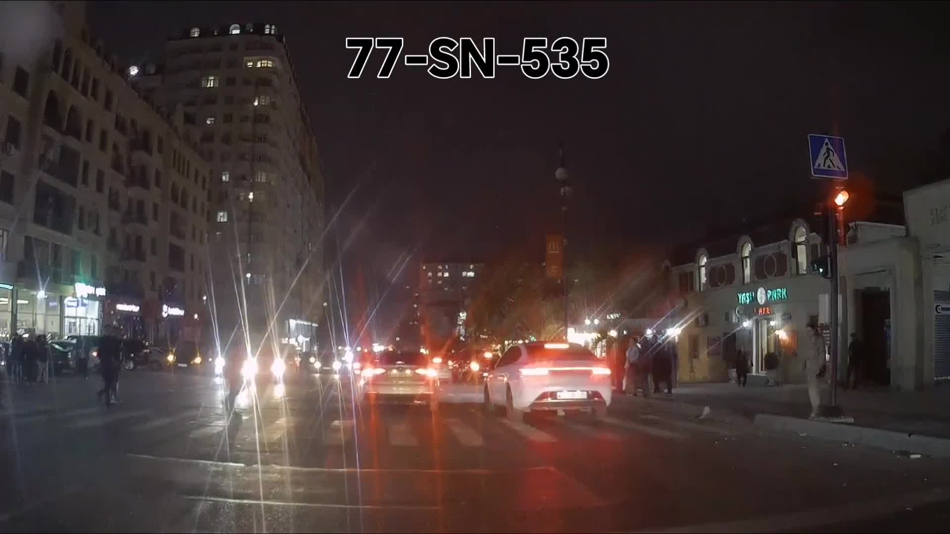 Sürücü sarı işığıqda dayana bilərdi, amma sürüb getdi