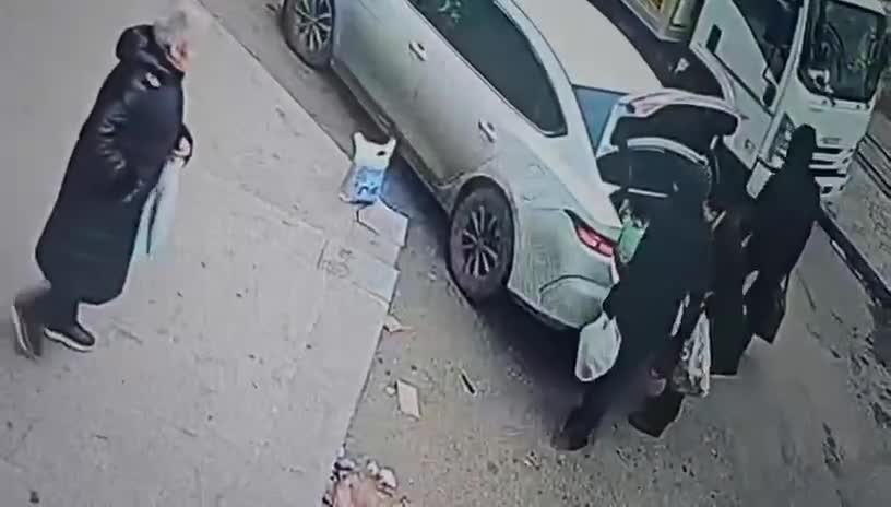 Marketdə “kömək etdiyi” qadının pul kisəsini belə oğurladı 