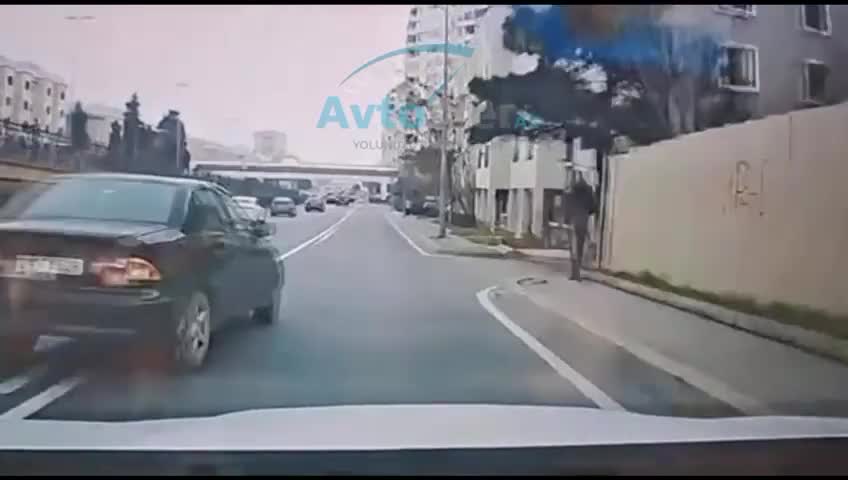 Diqqətsiz sürücü maşını vurmaqdan son anda yayındı