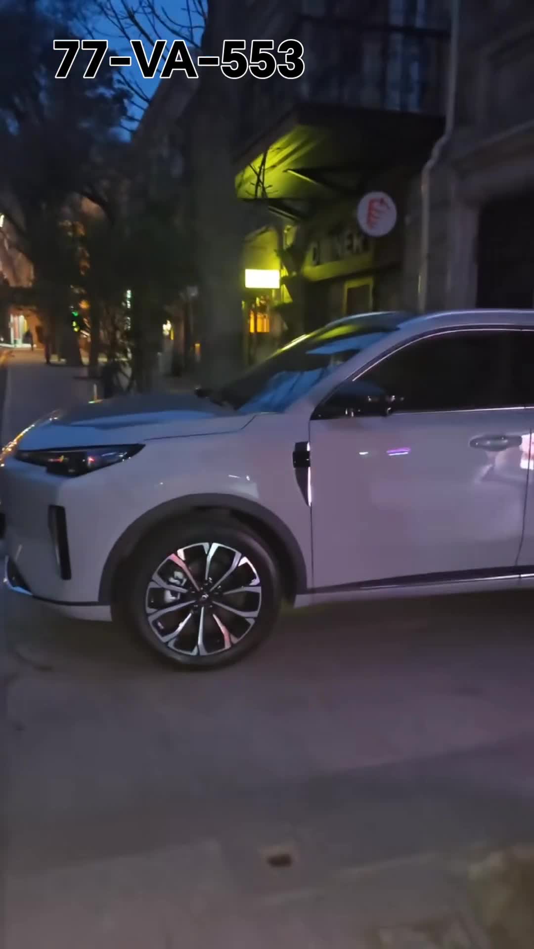 Sürücü maşını səkidə park edib piyadaların hərəkətinə mane oldu