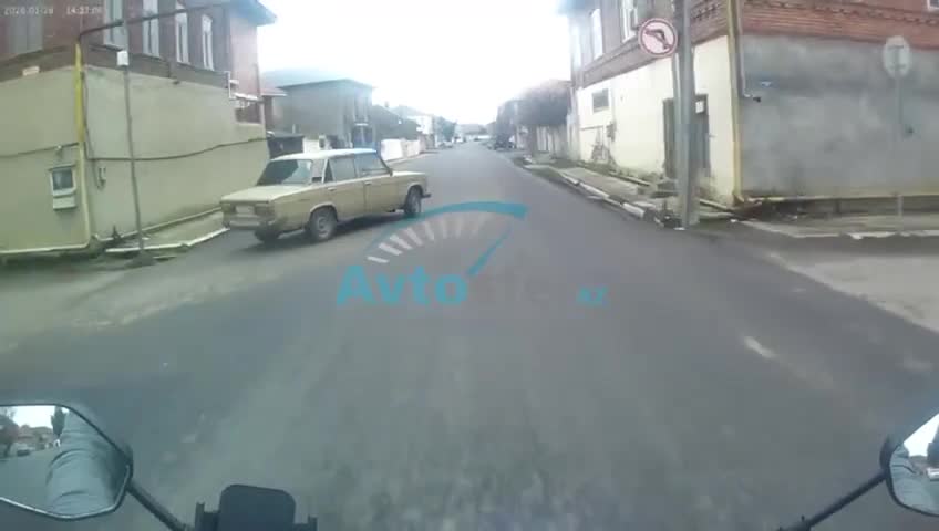 Yola baxmadan yolayrıcına girən sürücü motosikletçini riskə atdı