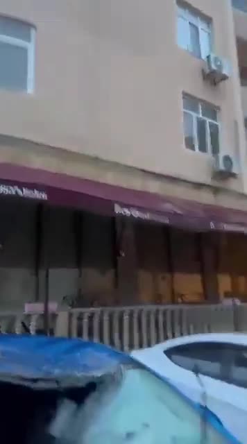 Bakıda binanın fasadı uçaraq maşınları zədələdi 