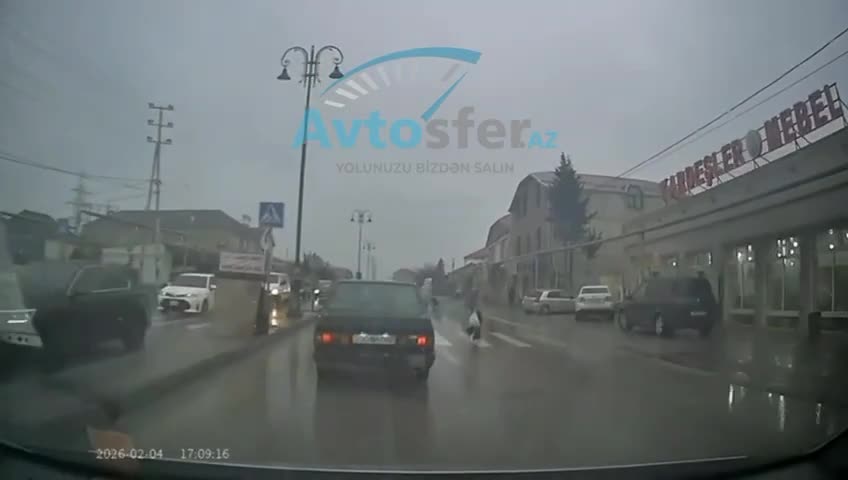 Binədə təhlükə saçan lövhə sürücüləri və piyadaları riskə atır