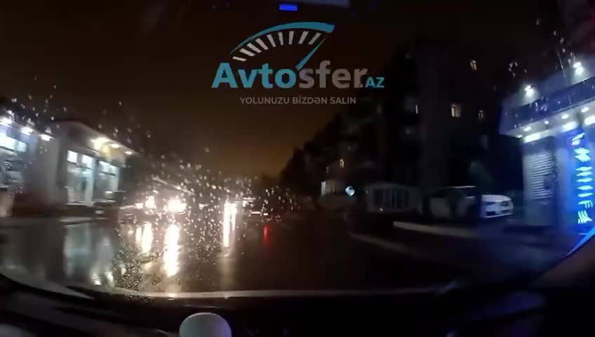 Avtomobilin önünə qəfil çıxan piyada son anda xilas oldu