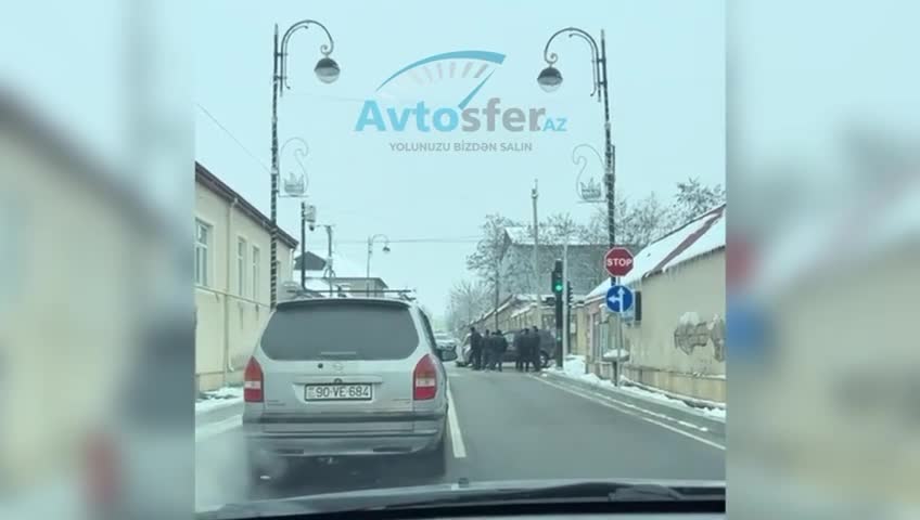 Qırmızı işıqda keçən sürücü qəzaya səbəb oldu 