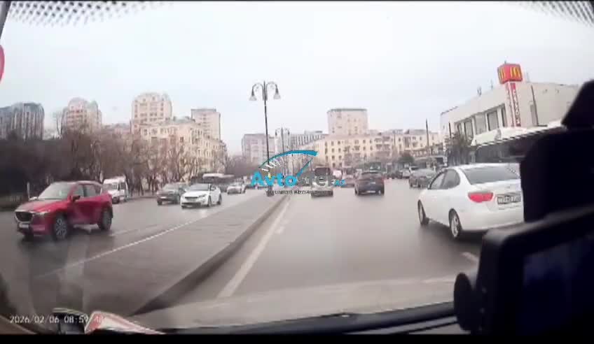 avtobusla toqquşmamaq üçün minik maşını sürücüsü nə etməlidir?