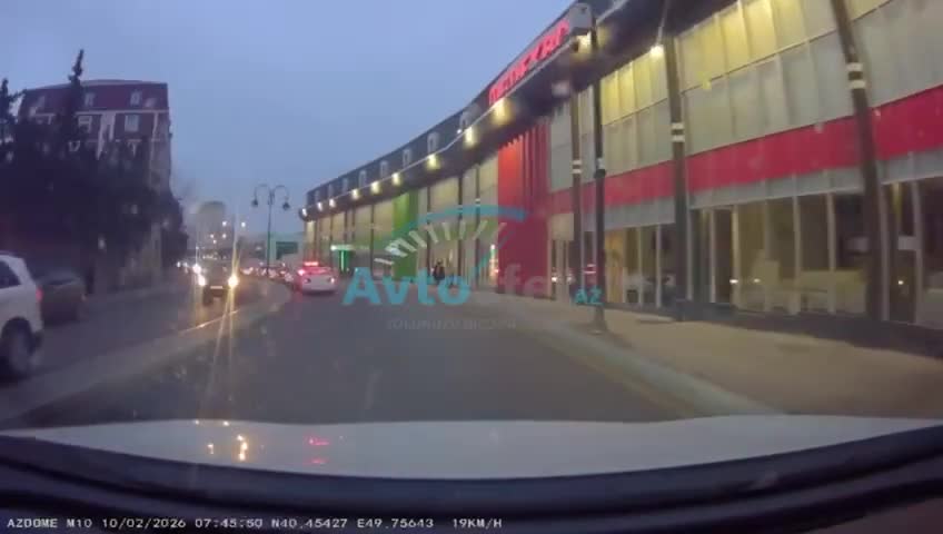 Təhlükə saçan avtobus sürücüsü irada əsəbiləşib görün nələr etdi