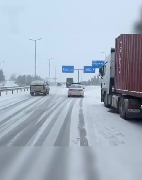 Polis qarlı hava şəraitində gücləndirilmiş rejimdə xidmət aparır