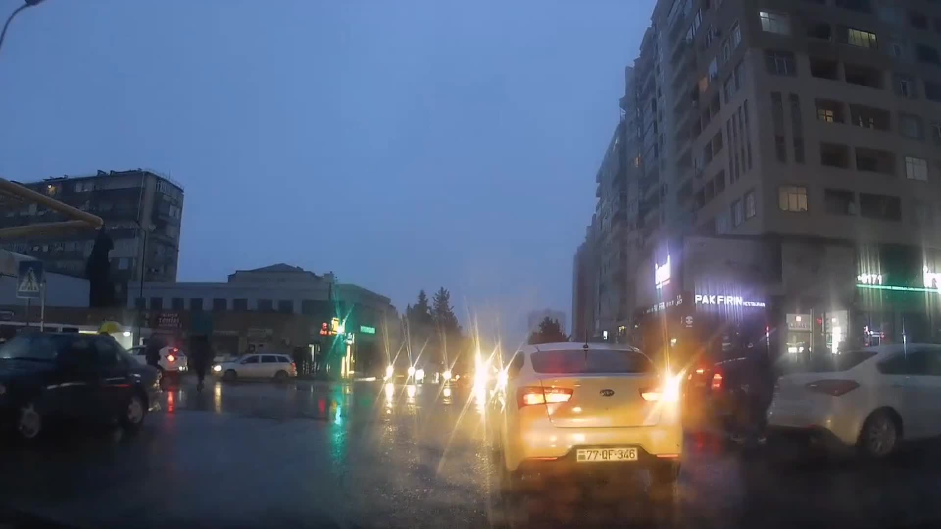 Bu sürücü yolayrıcının keçilməsi qaydasından xəbəri yoxdur