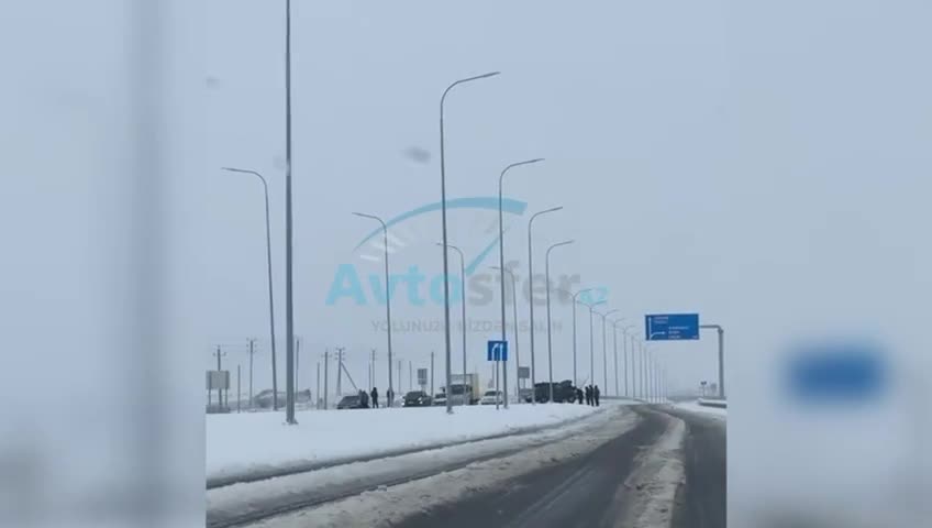 Qarlı yolda sürüşən “Mitsubishi” dirəyə çırpıldı 