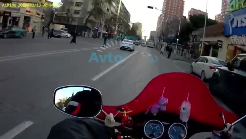 Piyadalar yolu necə gəldi keçib təhlükə yaratdı 