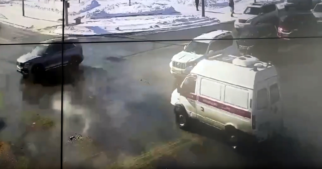 Təcili yardım maşını “Lexus”la toqquşdu