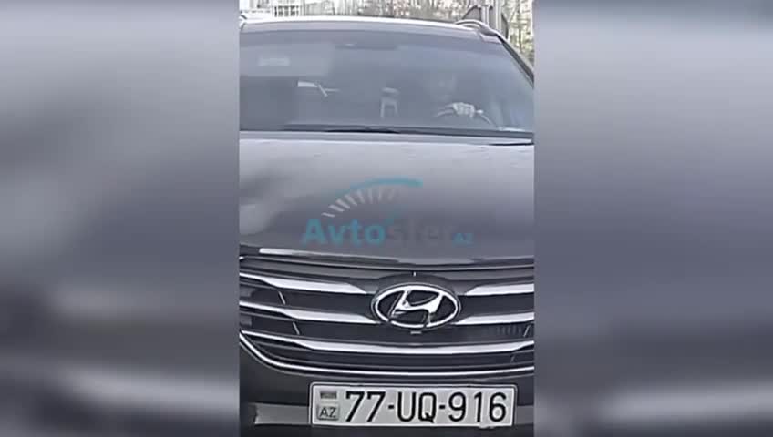 Bakıda sürücü sükanı buraxıb qadın sərnişini dəfələrlə vurdu