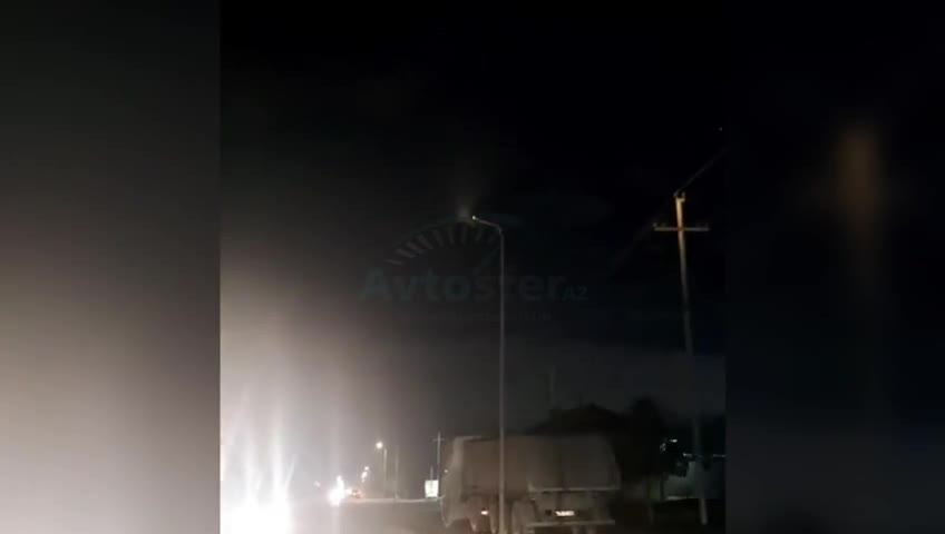 Yolu yox, göyü işıqlandıran dirəklər sürücüləri qaranlıqda qoyur