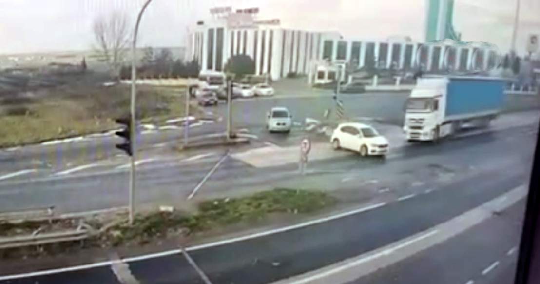 Qayda pozan TIR sürücüsü yolayrıcında dəhşətli qəza törətdi