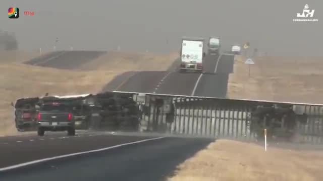 Yandan əsən külək avtomobili belə aşırdı