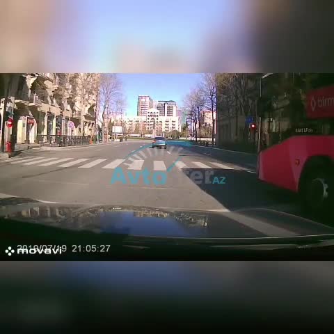 Səfirlik maşını prospekti qırmızı işıqda keçdi