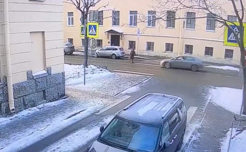 qadın qadını keçiddə vurdu