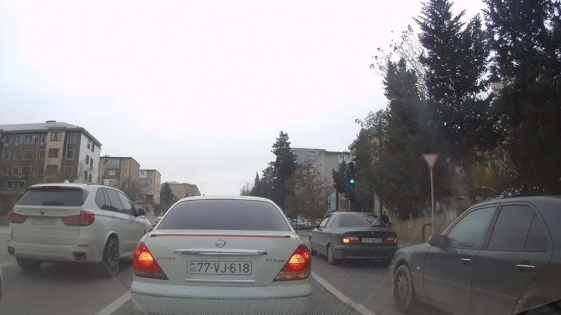 Yol nişanının tələbini pozan sürücü qəza şəraiti yaratdı 