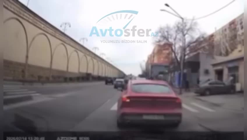 Keçiddən keçən piyadanı görə‑görə yoluna davam etdi 