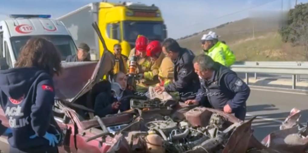 Yük maşının altına girib əzik-əzik olan “Tofaş”dan sağ çıxdı