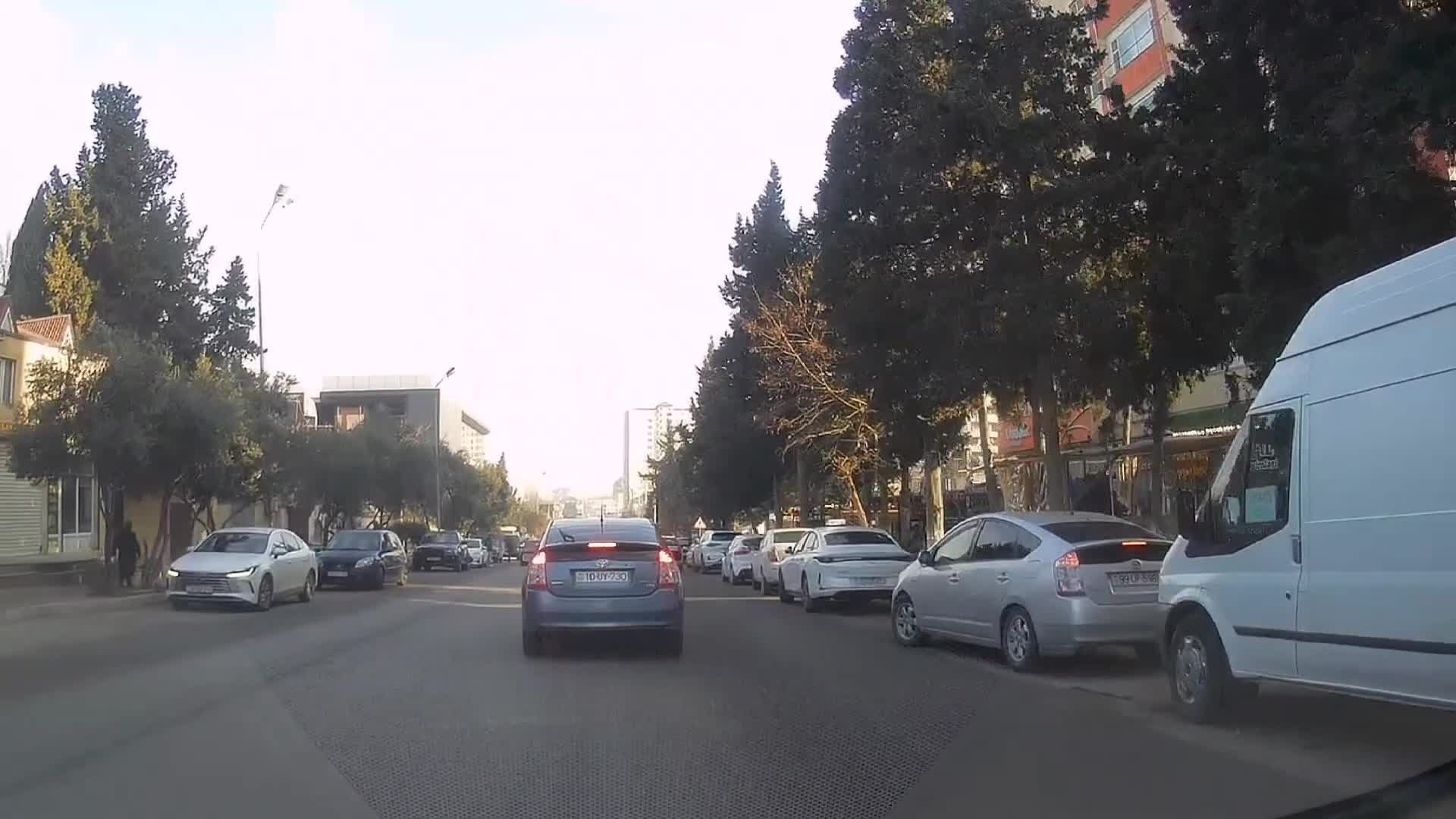 Bu yolda sürücülər sağ zolağı bəyənməyib ikinci cərgədə dayanır