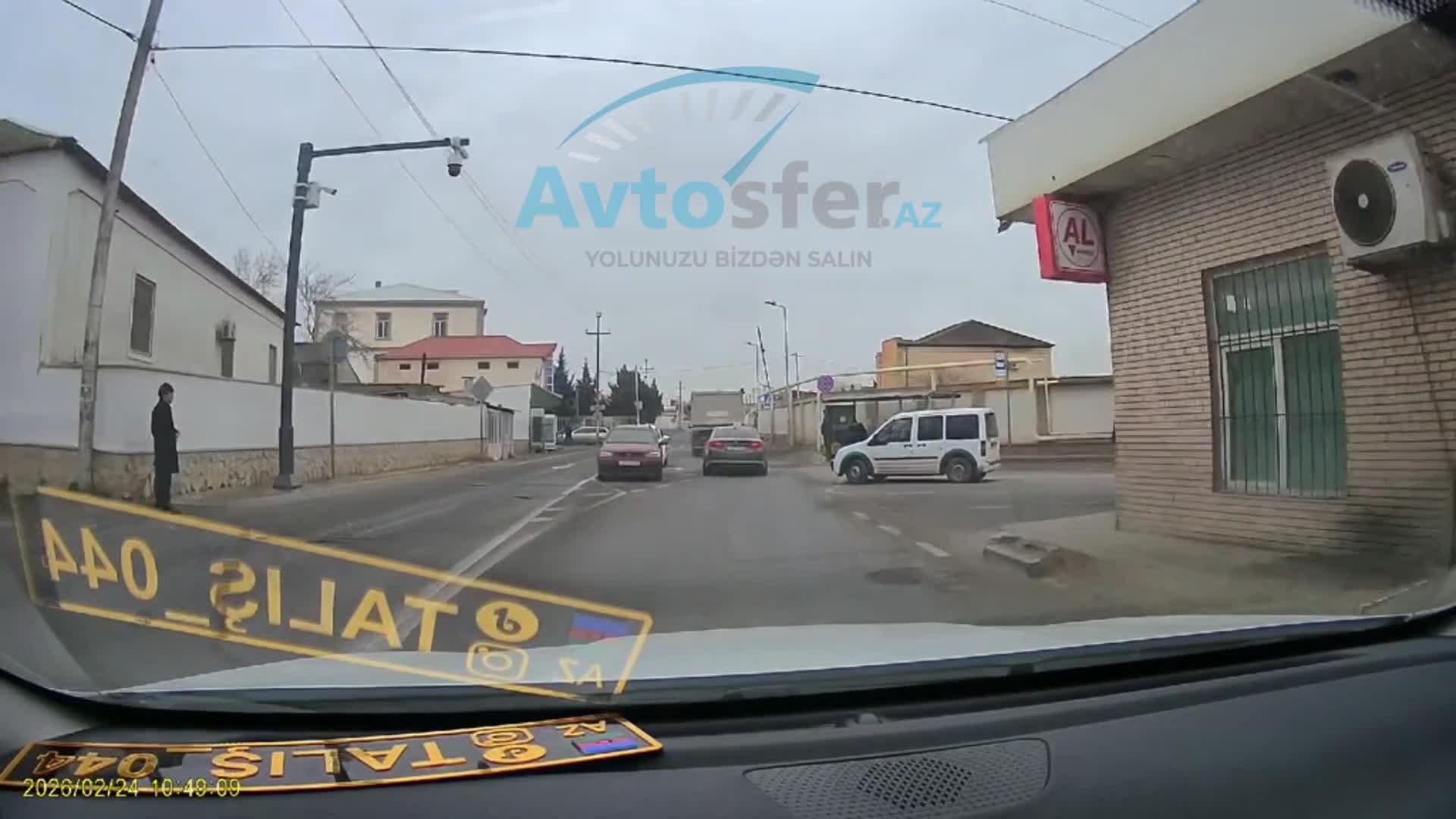 Baş yoldakı maşını görməzdən gələn sürücü qəza riski yaratdı