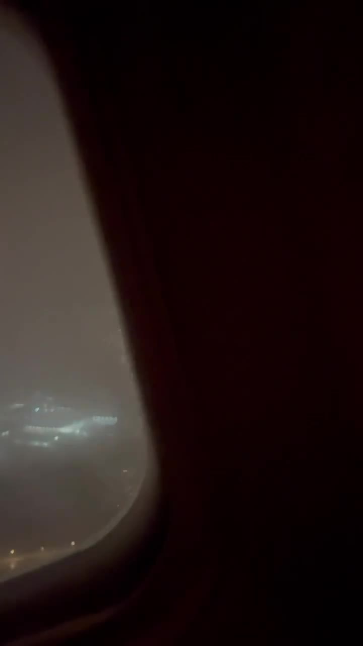 oskvadan qalxan sərnişinlə dolu təyyarənin mühərriki alovlandı 