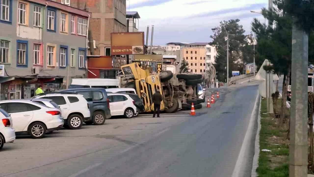 Saman daşıyan yük maşını sərt döngədə avtomobillərin üzərinə aşdı