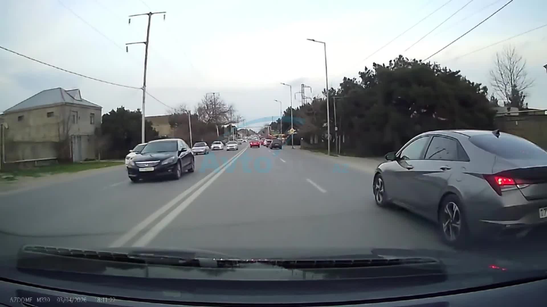 Sağdan gələn maşına yol verməyən sürücü qəza şəraiti yaratdı