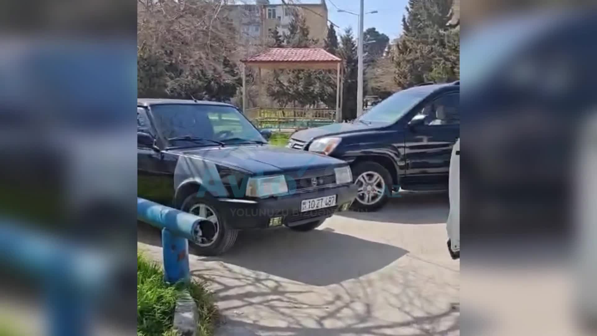 Maşınlarını necə gəldi saxlayan sürücülər küçəni bağladı 