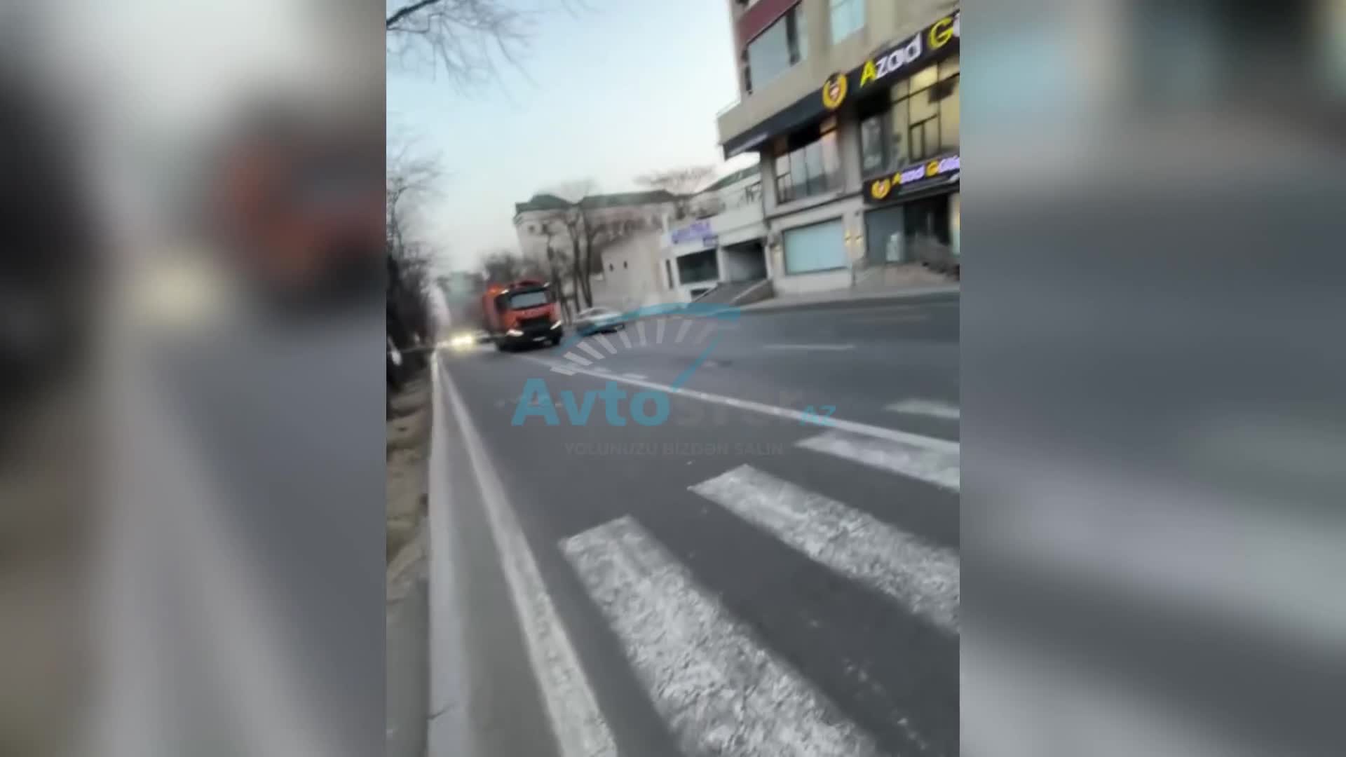 Keçiddən keçən piyadanı görməzdən gəlib yoluna davam etdi 