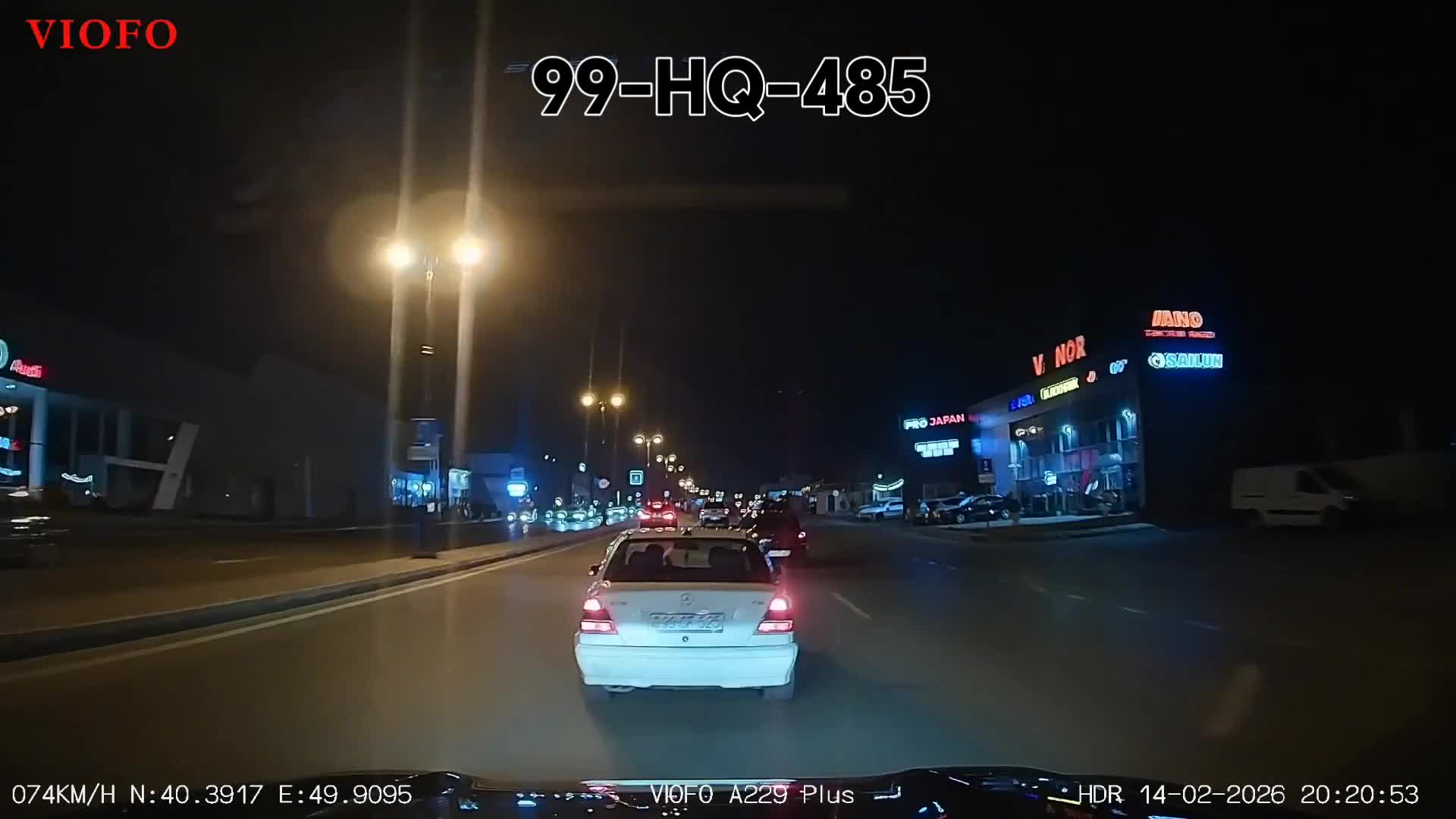 Geriyə dönməyə son anda qərar verən sürücü təhlükə yaratdı