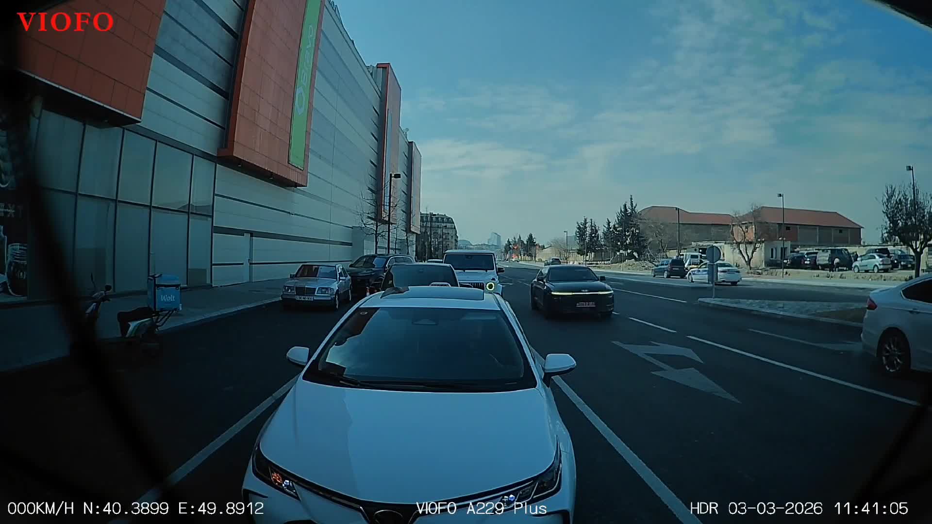 Özünü "avtoş" kimi aparan səfirliyin sürücüsü təhlükə yaratdı