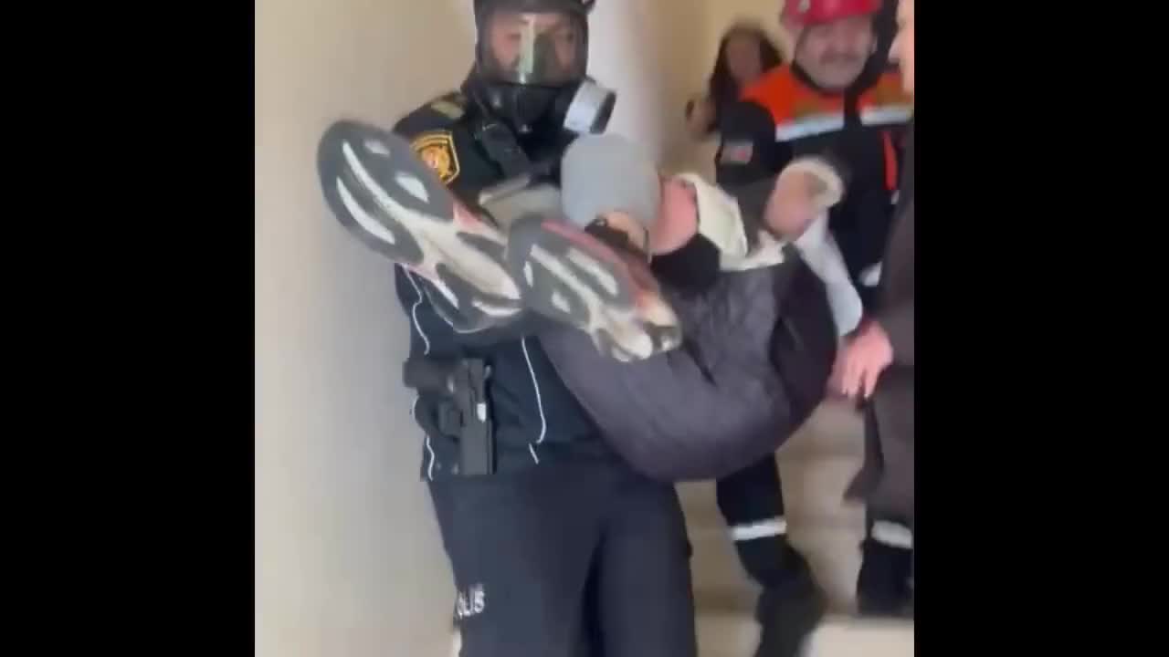 Polislər yanan binadan sakinləri belə xilas etdi